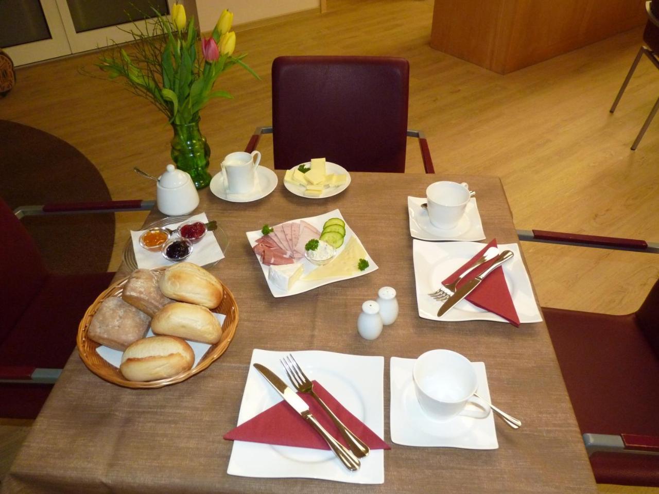 ホテル カフェ ウント ペンション ブローム グライフスヴァルト エクステリア 写真