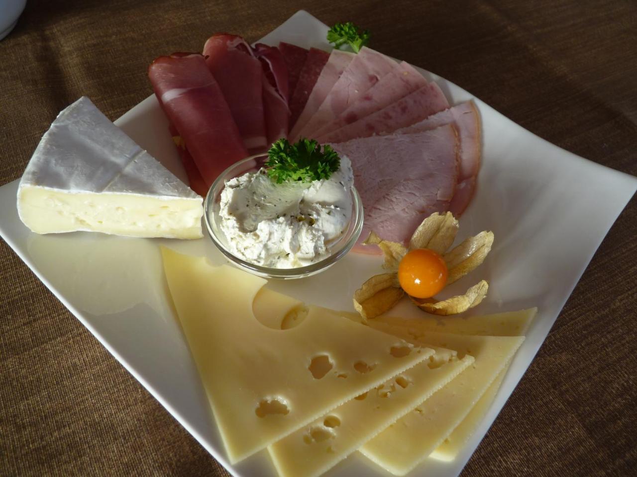 ホテル カフェ ウント ペンション ブローム グライフスヴァルト エクステリア 写真