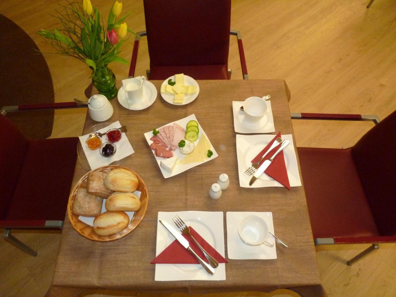 ホテル カフェ ウント ペンション ブローム グライフスヴァルト エクステリア 写真